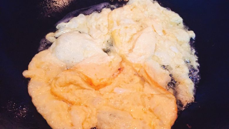 黄金蛋炒饭,起油锅开始煎,煎好盛出备用