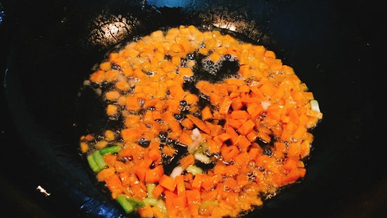 黄金蛋炒饭,起油锅,放入葱白爆香后加入胡萝卜
