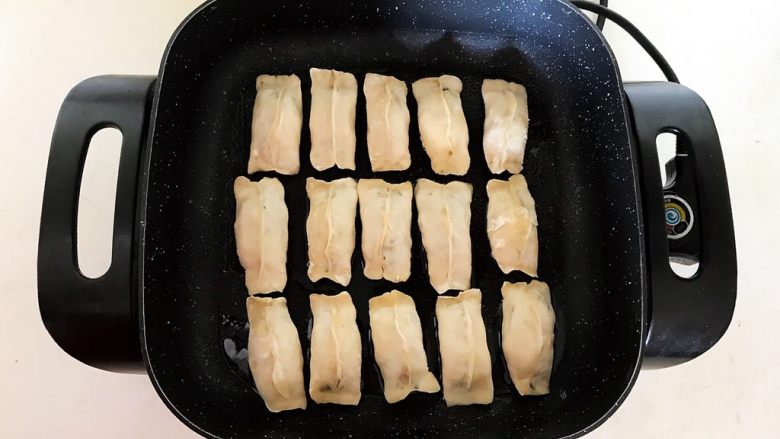 冰花锅贴,煎锅烧热后加入1勺花生油,把锅底润好,油温6分热的时候加入锅贴生坯,全程小火煎制
