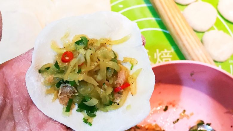 冰花锅贴,取一个面皮,加入1大勺馅料