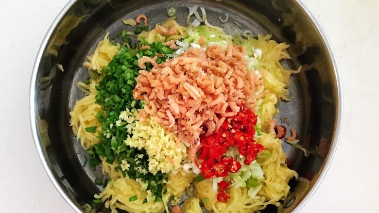 冰花锅贴,在角瓜中加入韭菜末,加入葱末和姜末,加入辣椒末,加入干虾仁