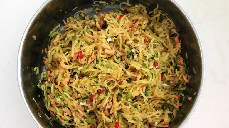 冰花锅贴,充分调匀,馅料做好了备用