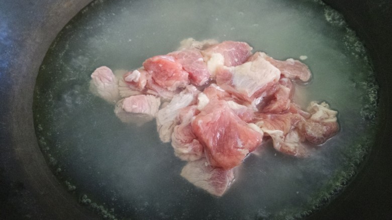 咖喱牛肉饭,锅里烧开水。把<a style='color:red;display:inline-block;' href='/shicai/ 216'>牛肉</a>放进去煮半个小时。