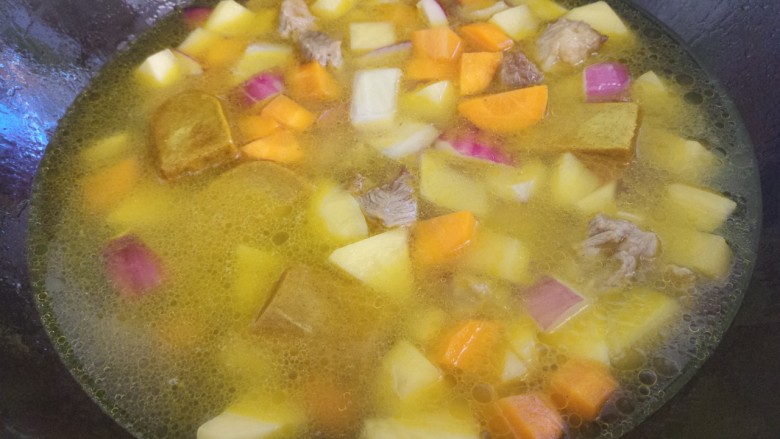 咖喱牛肉饭,再加入适量的水,开始小火炖就可以。
