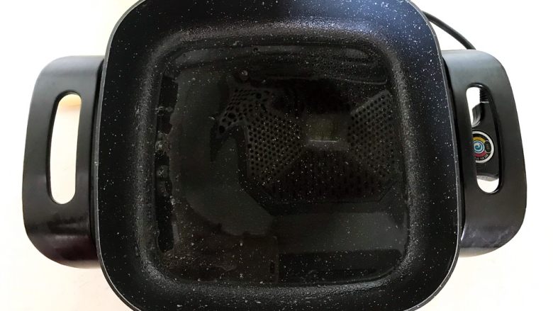 白萝卜韭菜虾仁馅饼,炒锅烧热后加入1勺大豆色拉油,润好锅底