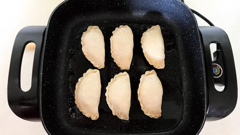 白萝卜韭菜虾仁馅饼,油温6分热的时候加入馅饼,全程小火煎制