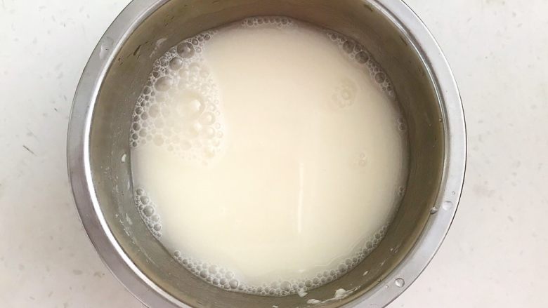 白萝卜韭菜虾仁馅饼,加入100ml冷水,调成面汁备用