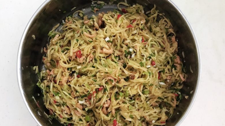 白萝卜韭菜虾仁馅饼,调匀,白萝卜韭菜虾仁馅调好了备用
