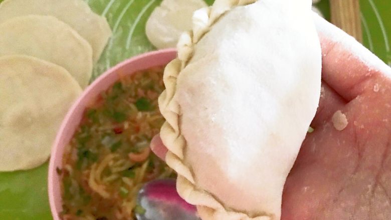 白萝卜韭菜虾仁馅饼,然后再捏成花边,一个馅饼包好了