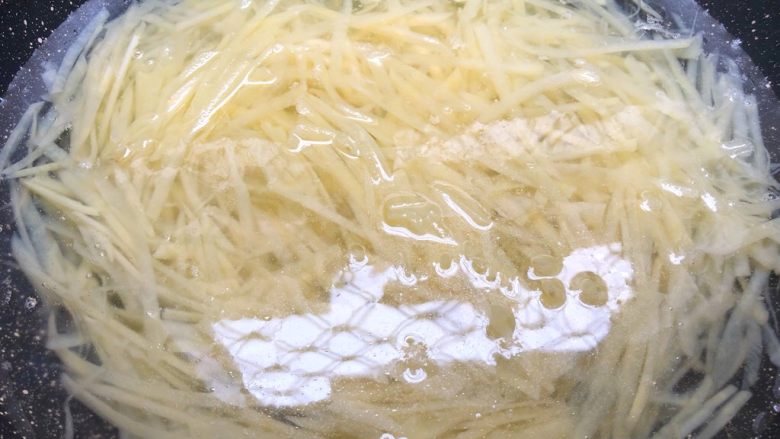 快手正餐 酸辣土豆丝,锅里放入半锅水烧开,放入土豆丝焯30秒,焯好捞出来用冷水冲洗一下,沥水待用