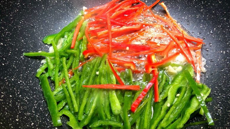 快手正餐 酸辣土豆丝,热锅放入适量油,放入蒜末爆香,再放入青红椒炒至断生