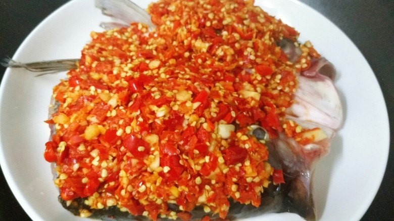 快手正餐 剁椒鱼头,锅内放适量水烧开,把准备好的鱼头放进去蒸15分钟左右,一定要用大火!!!如果鱼头很大的话请适当调整好时间。