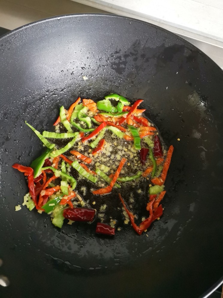 快手正餐 牛肚牛百叶酱爆豆芽,第四步:锅中放多点油
放入辣椒、生姜末炒香
