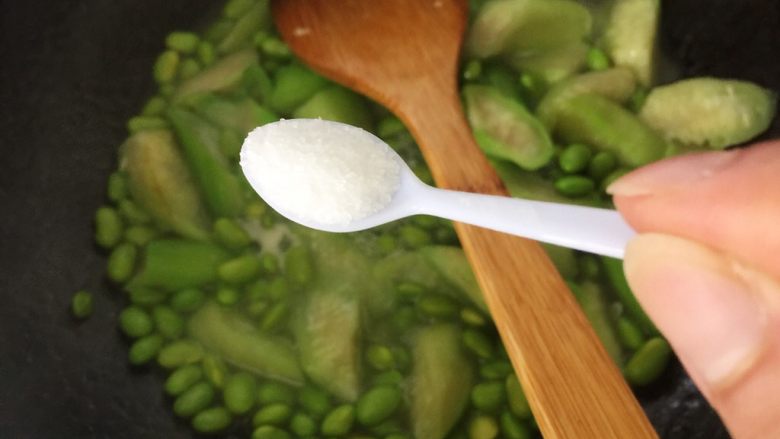 快手正餐 丝瓜炒毛豆,约5、6分钟左右,加盐(可以尝一下看看毛豆是否酥烂),翻炒均匀,撒上葱花就可以出锅了
