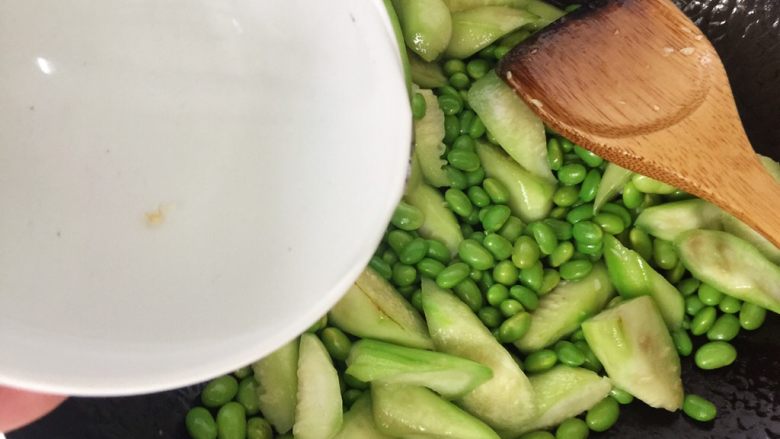 快手正餐 丝瓜炒毛豆,倒入半碗水(小碗),加盖焖煮