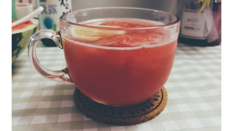 西瓜烧酒,为了拍张美美的照片,建议准备一个上镜的玻璃杯🌟倒上西瓜烧酒真的很美呀💕