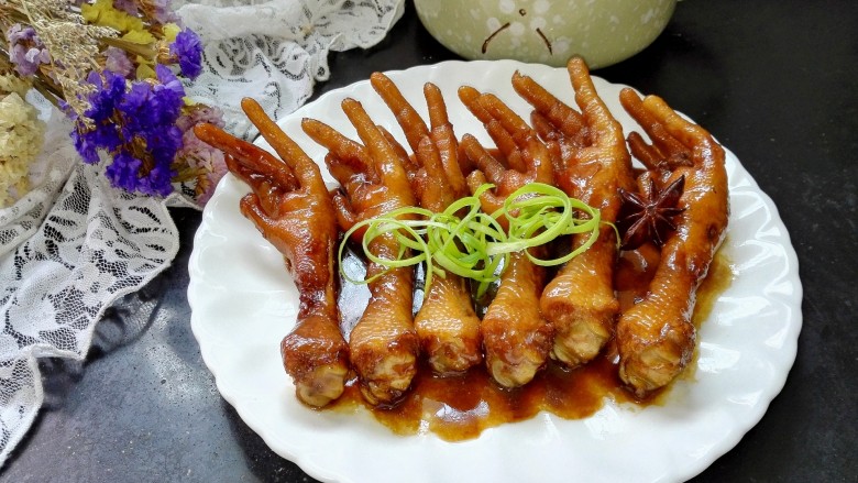 五香鸡爪,拍上成品图,一盘美味养颜的五香鸡爪就完成了