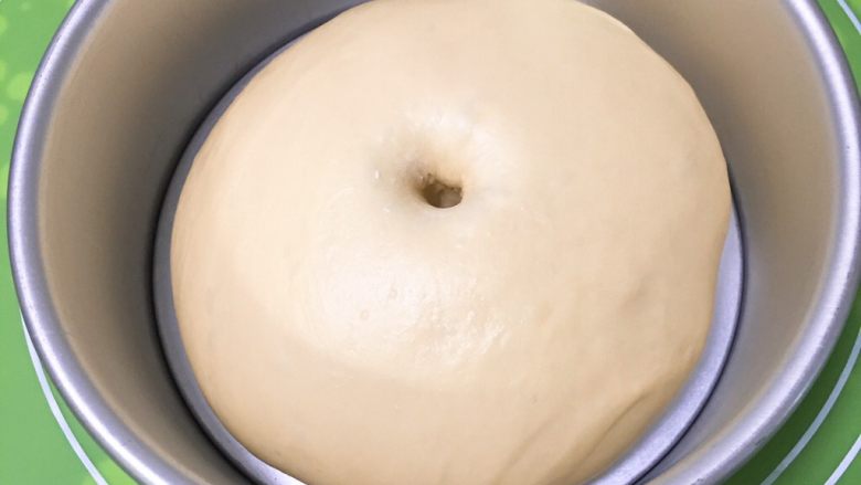 奶香牛角包,发酵完成后拿出,用手指戳一下不反弹,就证明发酵成功了。