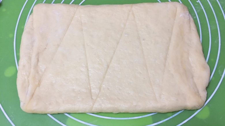 奶香牛角包,冰箱拿出再擀开,分成六个。