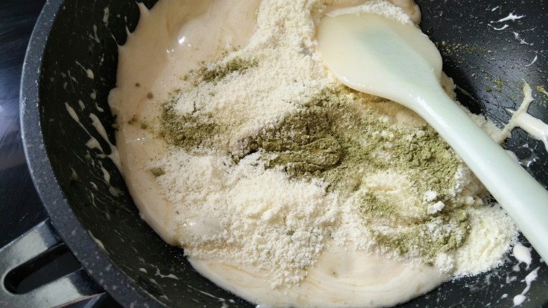香软口感~抹茶蔓越莓雪花酥,加入奶粉和抹茶粉,要迅速搅拌哦
