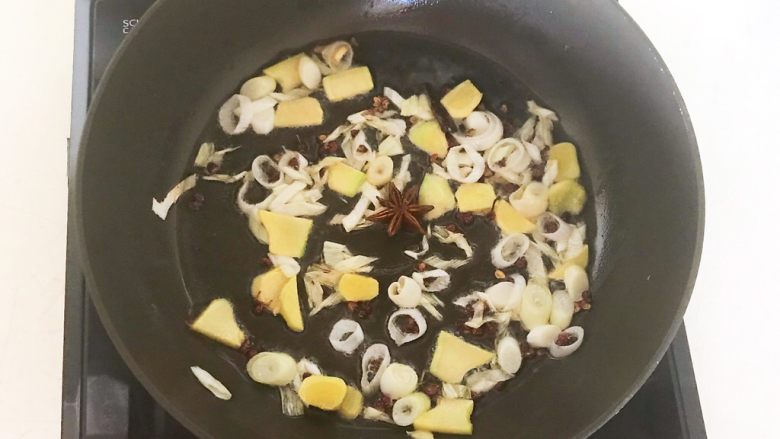 爆炒基围虾,煸炒出香味