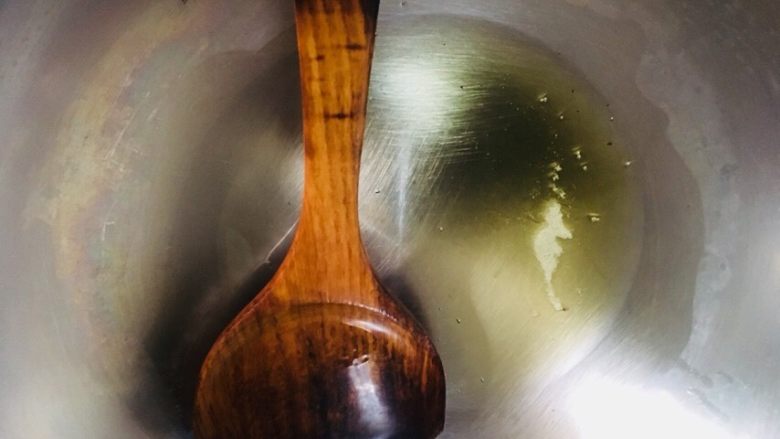 茄子炒豆角,热锅放油比平时多放些,因为茄子比较吸油