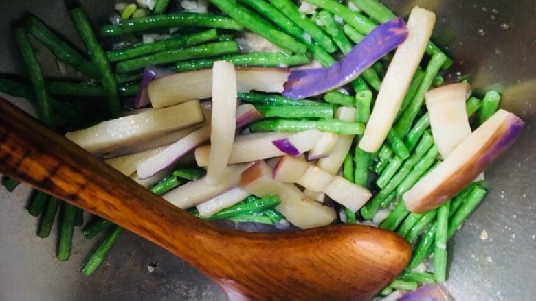 茄子炒豆角,再放入茄子同炒片刻