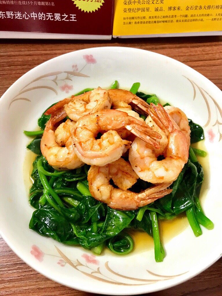 蚕菜大虾,将虾摆放在蚕菜上,淋上适量虾油即可享用美味。