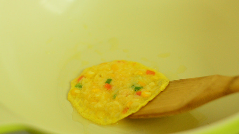 蔬菜米饭饼,一面定型后翻转,煎另外一面