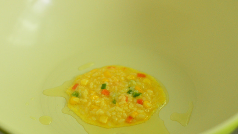 蔬菜米饭饼,锅里放少量油,先不要开火,舀一勺米饭蛋液,摊匀