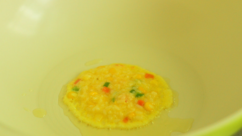 蔬菜米饭饼,接着再开火,用中小火煎至蛋液定型