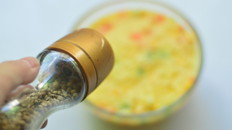 蔬菜米饭饼,放入盐和胡椒粉调味