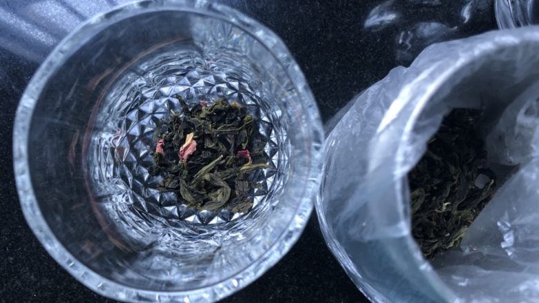 蜜桃乌龙奶茶,称好茶叶。倒入第一个玻璃杯。