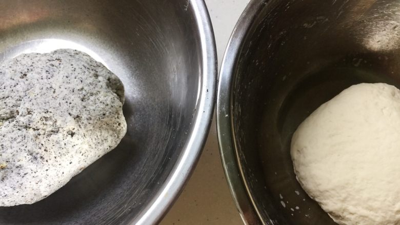 黑芝麻双色馒头卷,分别揉成三光的面团,然后放置在温暖处发酵