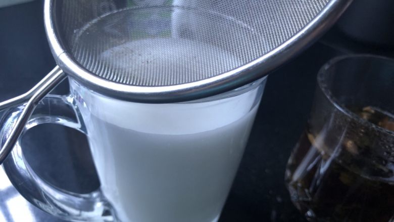 蜜桃乌龙奶茶,准备一个滤网,架在牛奶杯上。