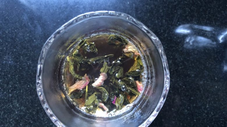 蜜桃乌龙奶茶,烧开水，泡茶。