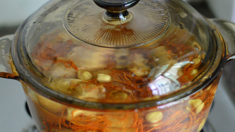 猴菇虫草花鸡汤,盖上盖子,大火烧开小火煲1小时