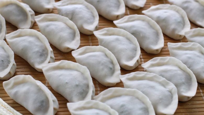 青椒猪肉馅水饺,将所有的饺子包好后就开始煮饺子了