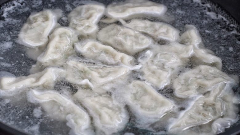 青椒猪肉馅水饺,锅中倒适量清水烧开,下入饺子用笊篱轻轻推开,煮熟后捞入盘中,吃的时候调点喜欢的酱汁蘸着吃,我喜欢就着腊八蒜