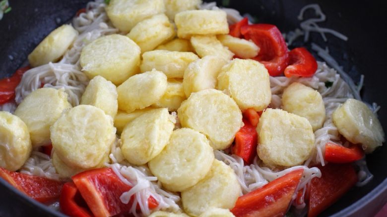 金针菇日本豆腐,然后放入红辣椒翻炒一分钟左右,再加入煎好的日本豆腐翻炒均匀