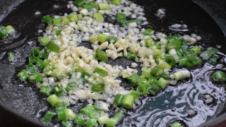 金针菇日本豆腐,就锅中底油放入葱花和姜、蒜末,用小火炒香