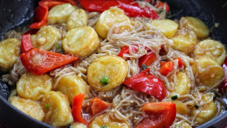 金针菇日本豆腐,最后倒入调好的酱汁,炒至食材粘稠状态关火即可