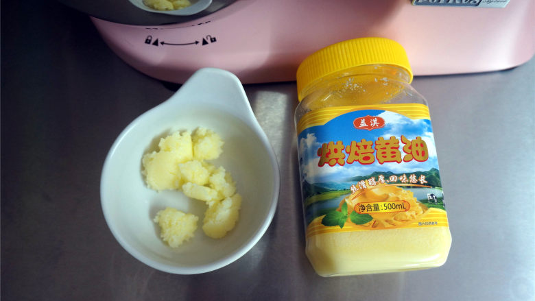 荷包蛋插画面包,揉至面团光滑,出现筋性的时候加入软化的黄油。