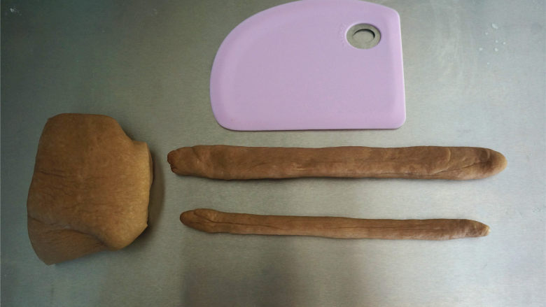 荷包蛋插画面包,可可面团中,称量50克,20克两个面团,分别揉成21厘米的长棒状。