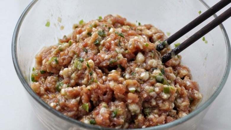 鲜肉大馄饨,然后用筷子顺时针一个方向搅拌至肉馅上劲儿,馄饨馅就调好了