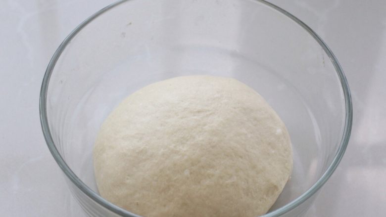 土豆泥小餐包,将面团整理好放入容器中,上面覆盖保鲜膜进行基础发酵