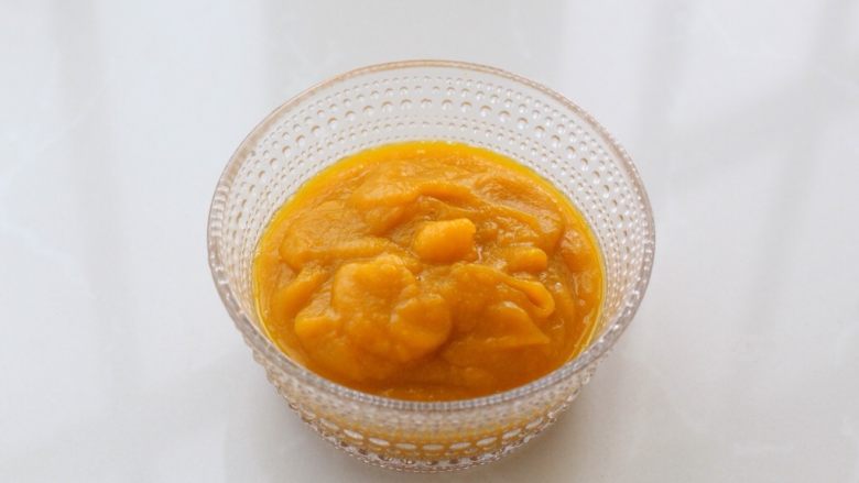 南瓜泥花卷,南瓜去皮后切成小块上锅蒸熟,然后用料理机打成细腻的南瓜泥