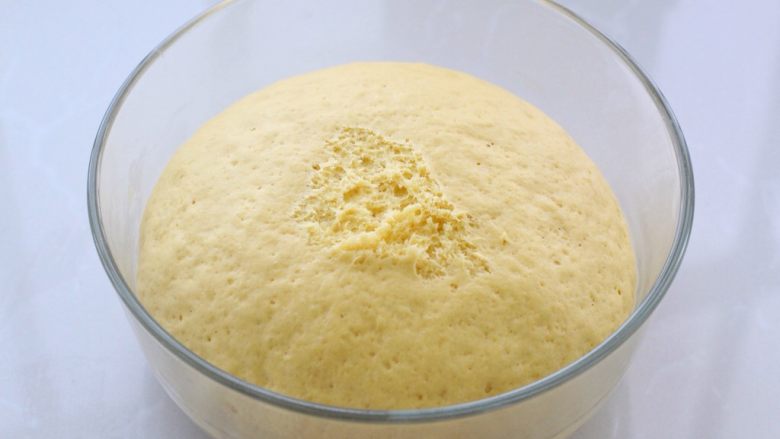 南瓜泥花卷,待面团发酵至原来的2-2.5倍大,扒开面团内部呈蜂窝状就表示发酵好了
