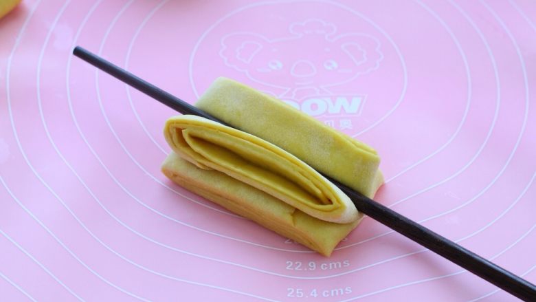 南瓜泥花卷,下面就轮到筷子上场了,将筷子涂抹一层食用油防粘,然后顺着面剂子的长度在中间压一下,可以稍微用点力气