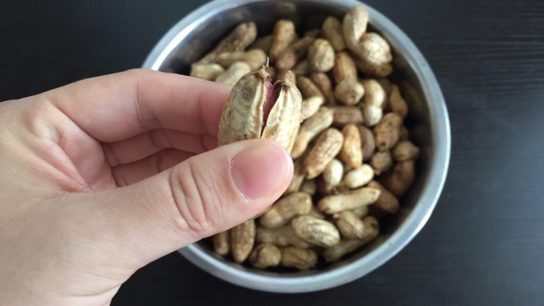 快手小食 五香水煮花生,把每个花生捏开一个小口